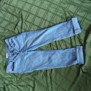 Levis Mid-Rise Slim Jeans